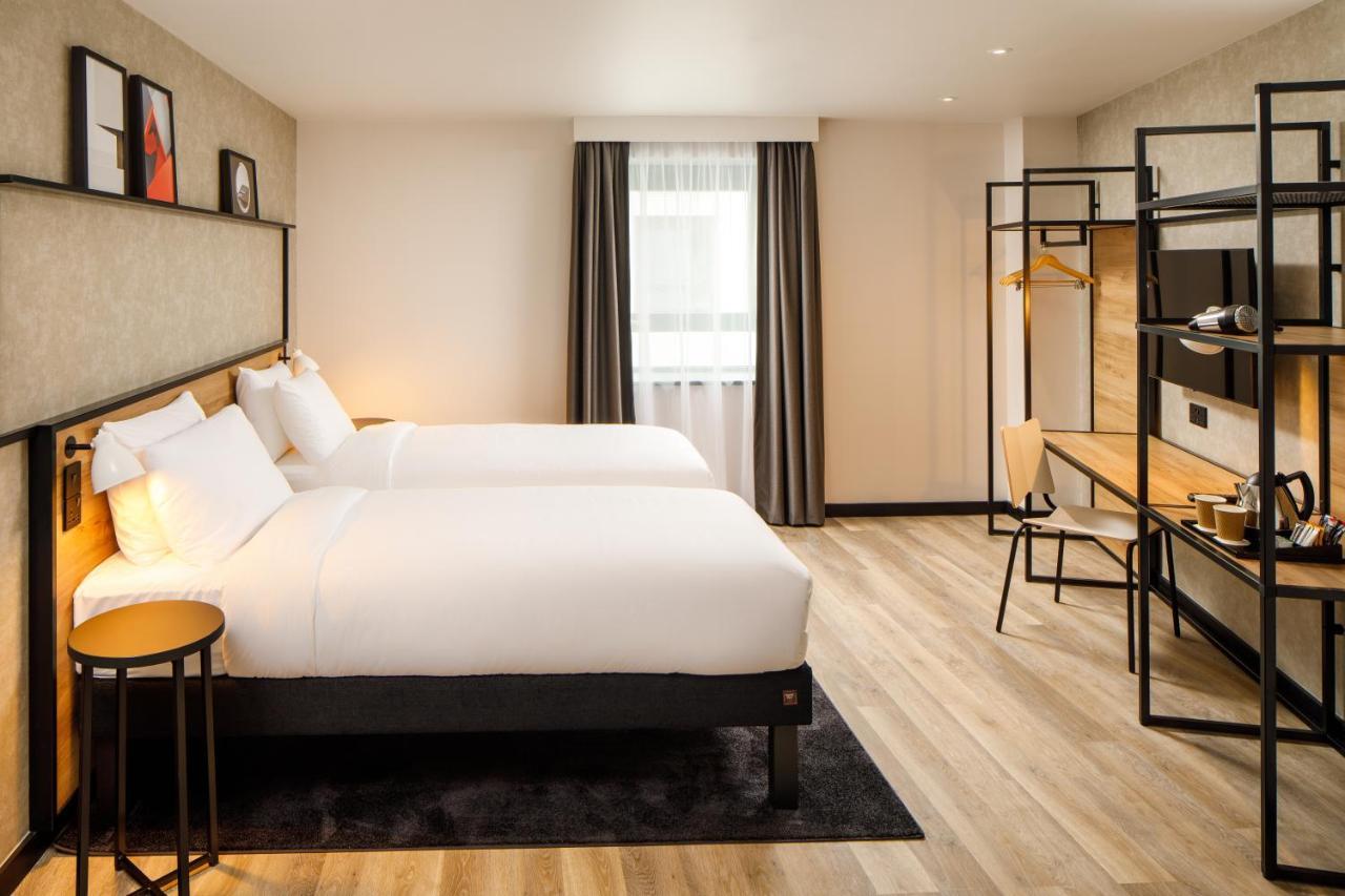 Отель Ibis London Sutton Point Экстерьер фото