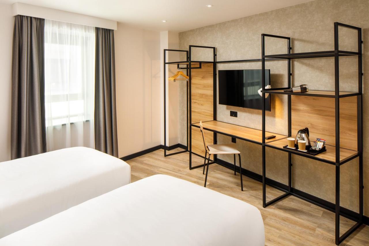 Отель Ibis London Sutton Point Экстерьер фото